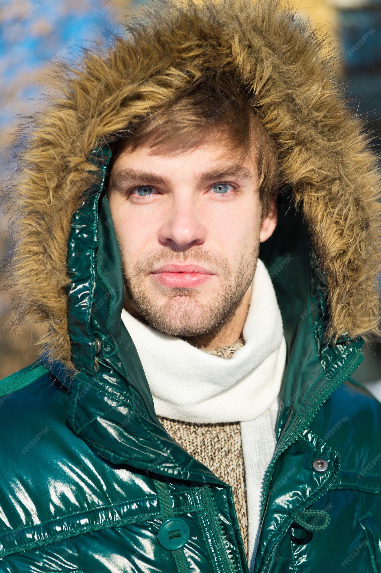 Psicologicamente ángulo Hueso Ropa de hombre con estilo de invierno. traje de invierno. hombre sin  afeitar llevar chaqueta cálida con fondo de naturaleza nevada de piel. guy  usa chaqueta de invierno con capucha peluda. moda