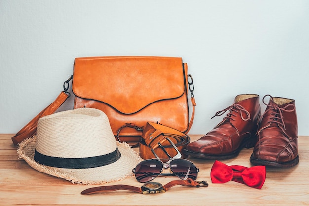 Ropa para hombres en el piso de madera.