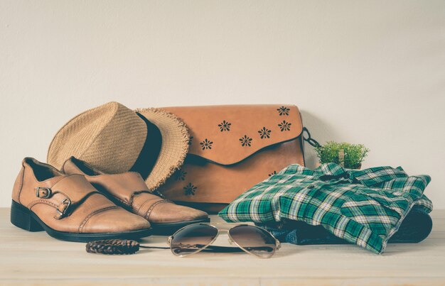 Foto ropa para hombres sobre el suelo de madera.