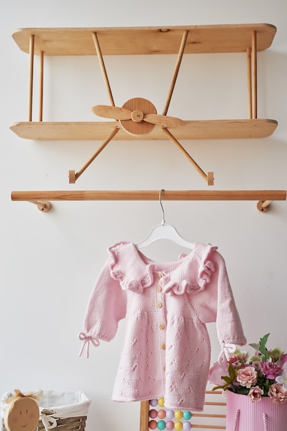 Ropa infantil de punto y complementos para tejer. Costura y tejido. Pasatiempos y creatividad. Tejer para niños. Vestido y gorra rosa hechos a mano.