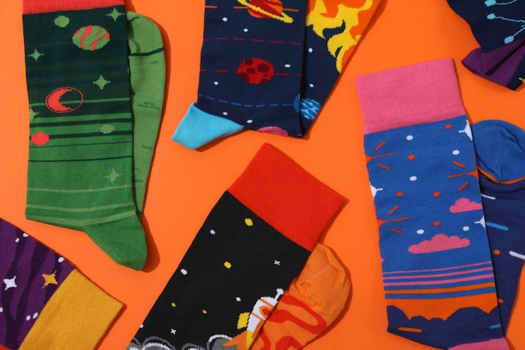 Ropa informal y uso de calcetines conceptuales para pies.