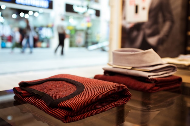 Ropa masculina en el escaparate de la tienda