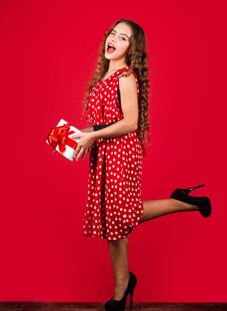 Ropa de moda Día de la mujer Sorpresa para chica pinup Fiesta retro Chica retro presente caja envuelta Feliz día de San Valentín Caja de regalo de cumpleaños Ventas de compras Adorable niño consumidor fondo rojo