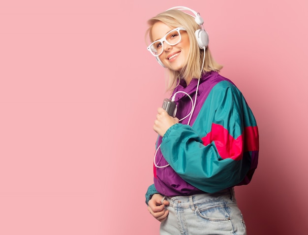 Ropa de mujer en los años 90 con auriculares | Foto Premium