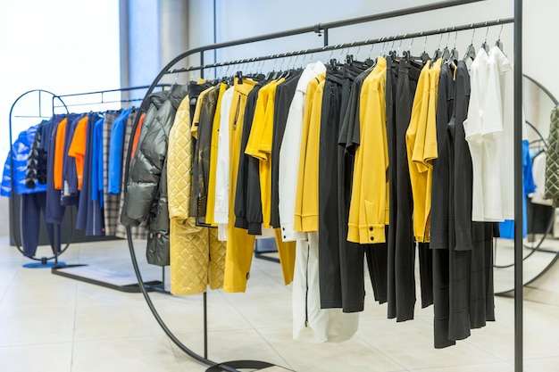 Ropa de mujer cápsula en colores de moda en una percha en una tienda Moda y estilo