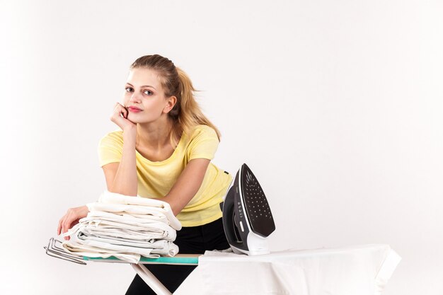 Ropa mujer joven plancha de hierro