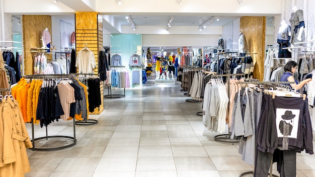 Ropa de mujer en percha en la moderna tienda boutique