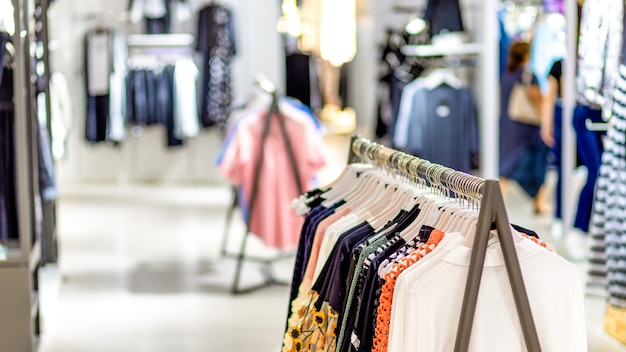 Foto ropa de mujer en percha en la moderna tienda boutique