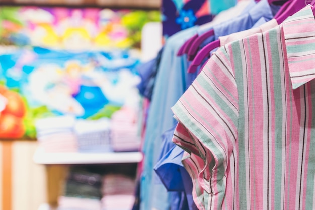 Ropa de mujer en la tienda tienda de moda