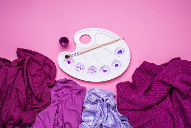 Ropa de mujer violeta y paleta de artistas.