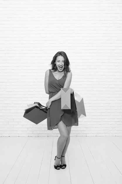 Ropa nueva mujer feliz ir de compras Moda Black Friday ventas Últimos preparativos gran venta en centro comercial Chica loca con bolsas de compras Felices compras en línea Felices vacaciones