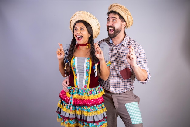 Ropa de pareja brasileña de festa junina arraial festa de sao joao novio y novia cruzaron los dedos animando