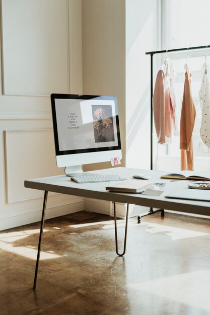 Ropa en una percha en una boutique