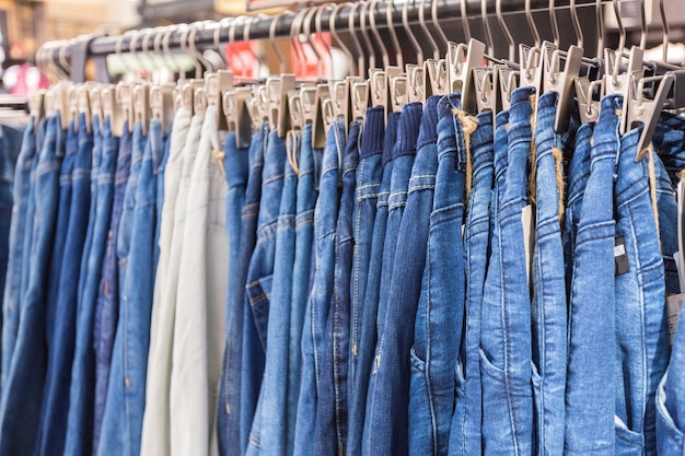 Ropa en perchero en tienda de ropa