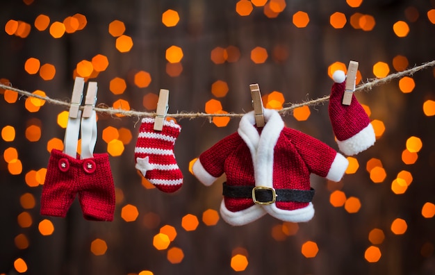 Foto ropa de santa en un fondo de tendedero de luces