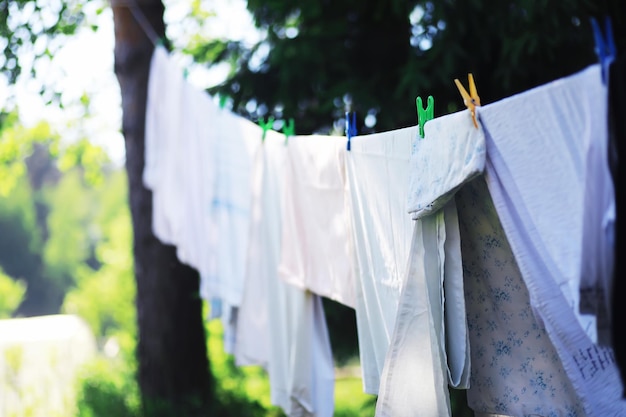 Ropa seca afuera Ropa en una cuerda Pinzas para la ropa en un tendedero en verano