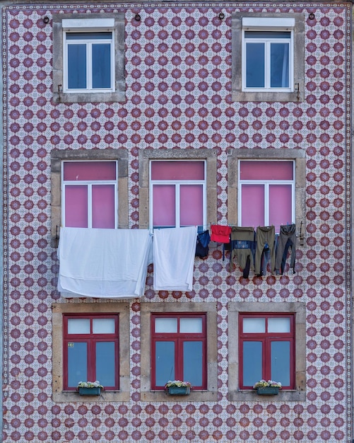 Foto la ropa se seca contra la hermosa fachada tradicional del puerto