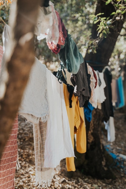 La ropa se seca en el cordón de la ropa