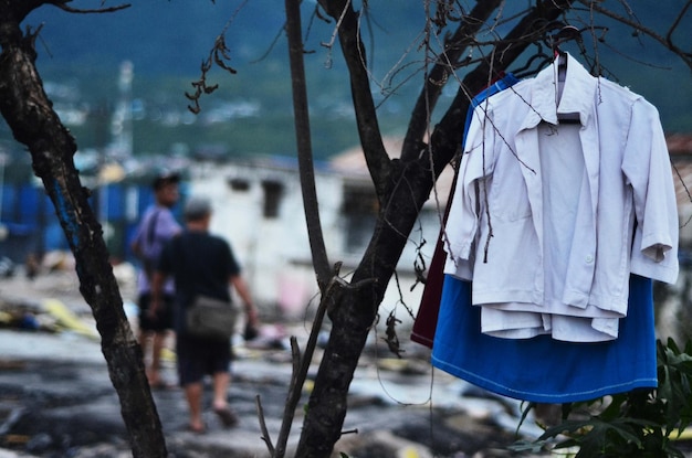 Foto la ropa se seca en el cordón de la ropa