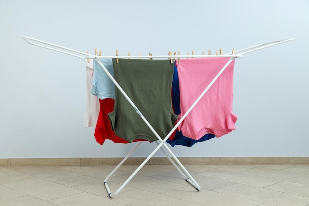 La ropa se seca en la secadora después del lavado.