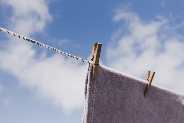 Ropa de secado al aire libre. Pinza de madera de primer plano. Ropa para colgar la cuerda