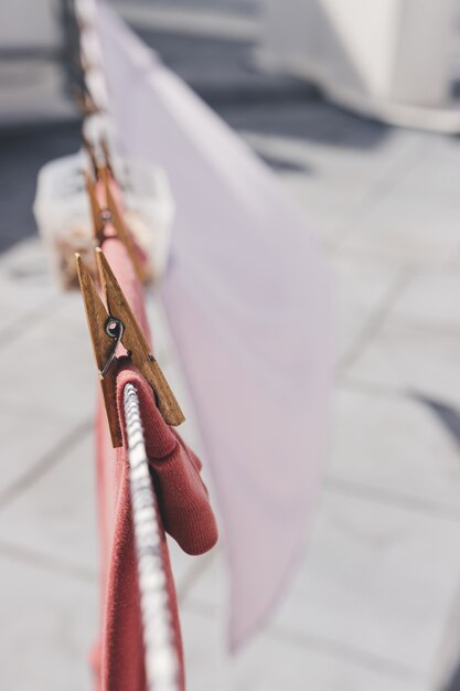 Ropa de secado al aire libre. Pinza de madera de primer plano. Ropa para colgar la cuerda