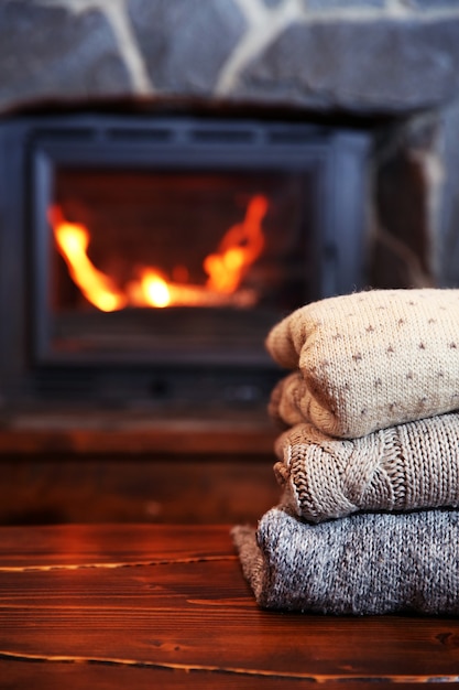 Ropa tejida en la mesa en la chimenea