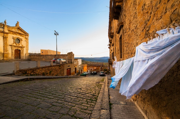 Ropa tendida en la calle de Leonforte, Sicilia.