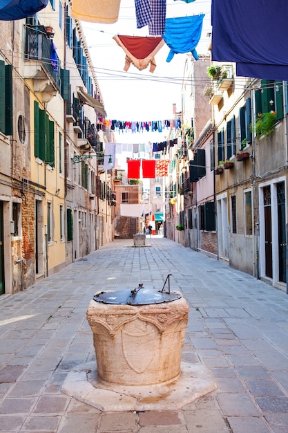 Ropa tendida a secar en un tendedero en Venecia.