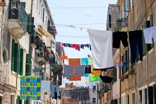 Ropa tendida a secar en un tendedero.