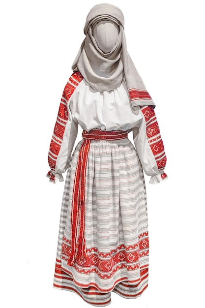 Ropa de traje tradicional nacional bordada ucraniana aislada sobre fondo blanco