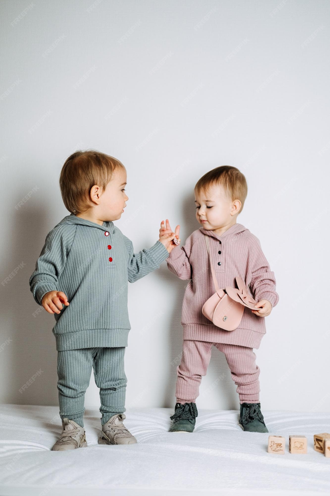 de moda para bebés para bebés dos lindas niñas niños en conjunto de algodón | Foto Premium