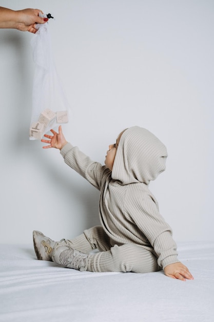 Ropa unisex de moda para bebés para bebés lindo bebé en traje de algodón sobre fondo claro