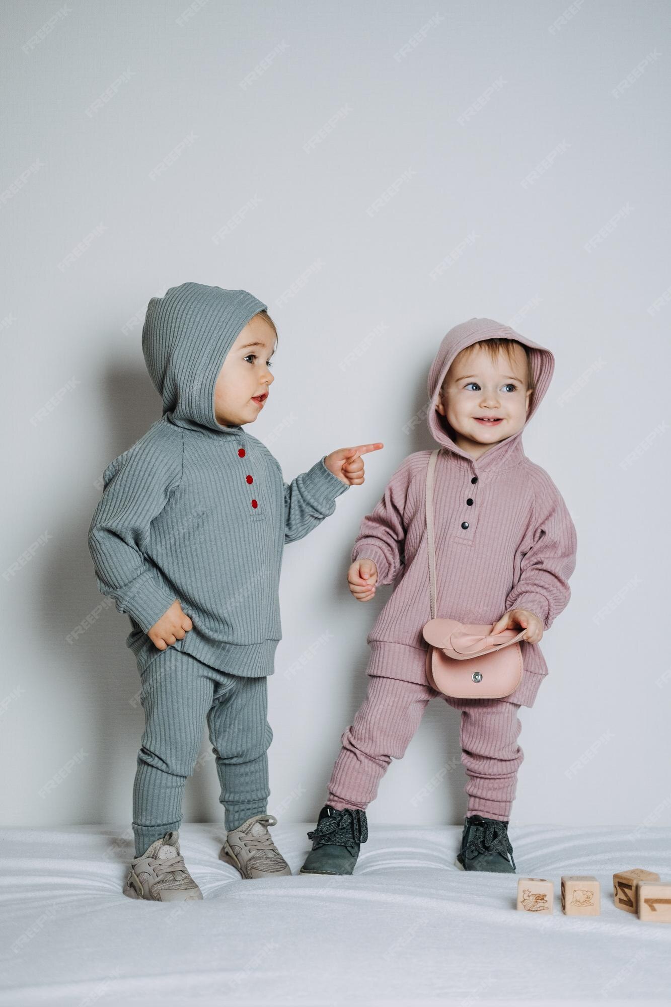 unisex de moda bebés, ropa neutral de género para bebés, dos lindas o niños en conjunto de algodón Foto Premium