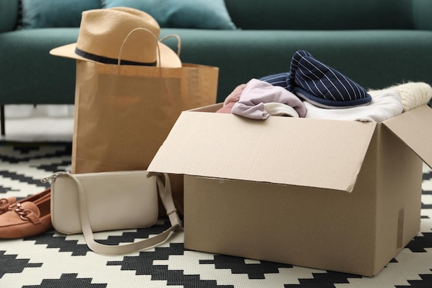 Ropa usada bolsa de papel y caja en el suelo en el interior