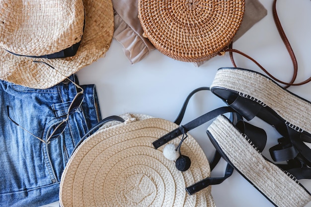 Ropa de verano para mujer, collage, blanco, plano, sandalias tejidas, bolso de ratán, sombrero, reloj, pantalones cortos, gafas de sol