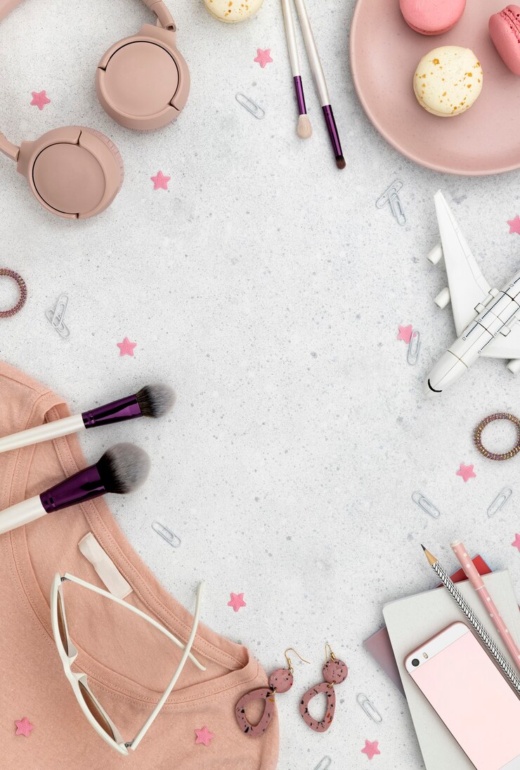 Foto ropa de verano para mujer, cosméticos y accesorios sobre fondo gris
