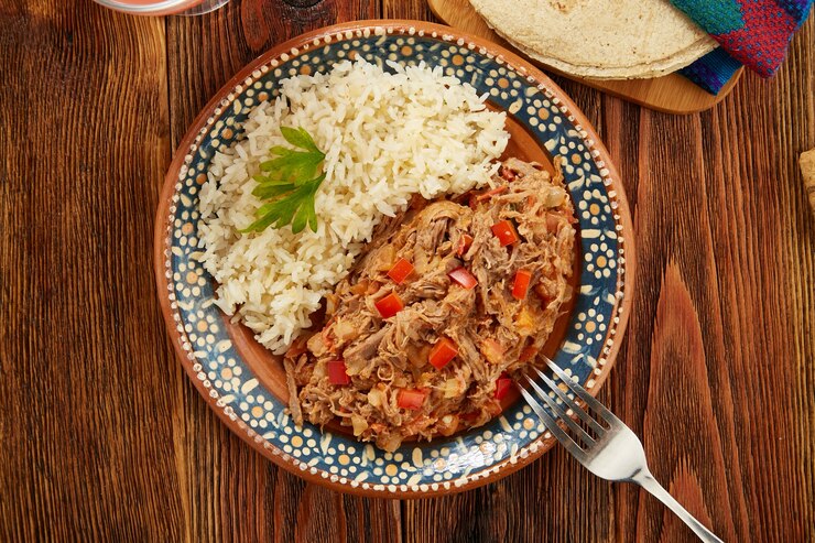 Foto ropa vieja comida típica mexicana de carne de ternera servida com arroz branco
