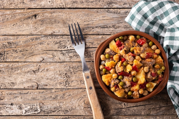 Ropa vieja Essen in der Schüssel auf rustikalem Holztisch.