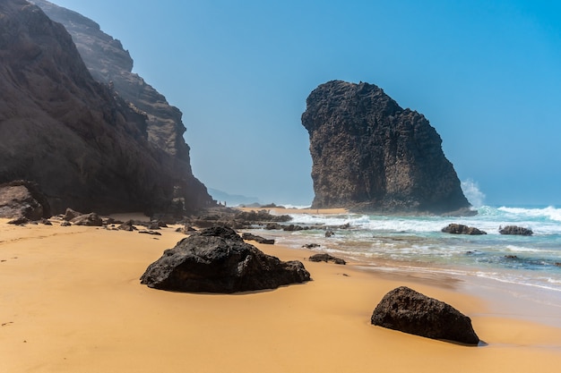 Foto roque del moro de la playa de cofete en el parque natural de jandía, barlovento, al sur de fuerteventura, islas canarias. españa