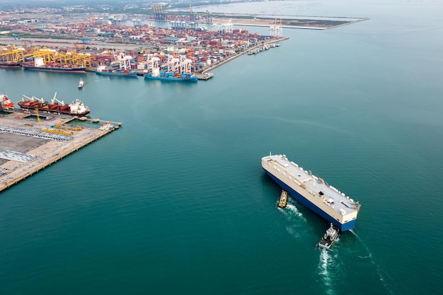 Roro-Schiffe und Schleppboote, die auf See und in Handelshäfen fahren, internationaler Containerschiff-Hintergrund