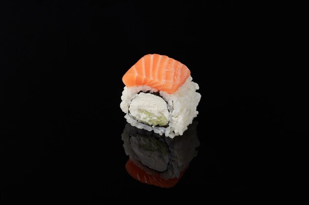 Roru com sushi de salmão em um fundo preto