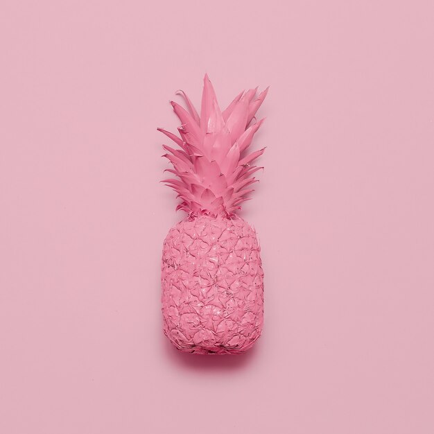 Rosa Ananas auf rosa Hintergrund. Surreale Minimal Art