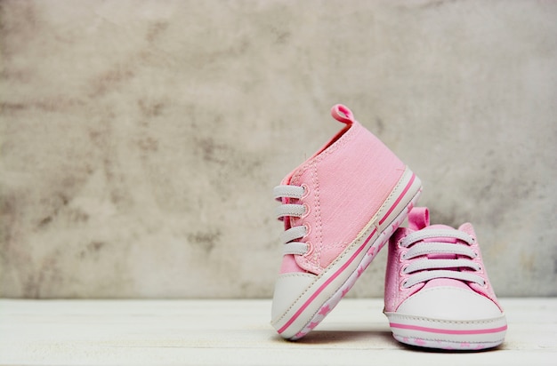 Rosa Baby-Mädchen Turnschuhe, Sportschuhe schließen Newbord, Mutterschaft, Schwangerschaftskonzept mit Kopienraum.