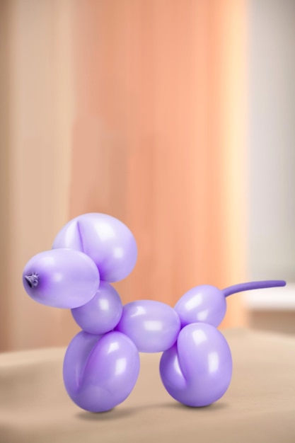 Rosa Ballon in Form eines Hundes im Hintergrund