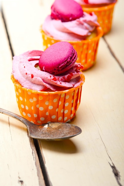 rosa Beerencreme-Cupcake mit Makaronen oben