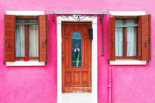 Rosa bemalte Fassade des Hauses Insel Burano Italien