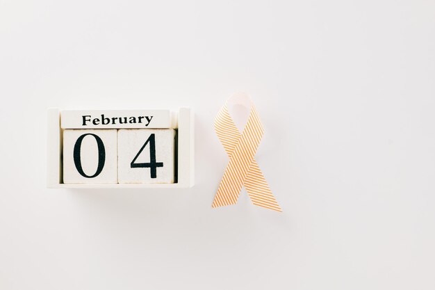Rosa Bewusstseinsbandzeichen und Kalender 4. Februar des Weltkrebstages