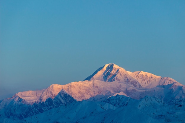 Foto rosa-blauer denali-berg bei sonnenaufgang. alaska, usa