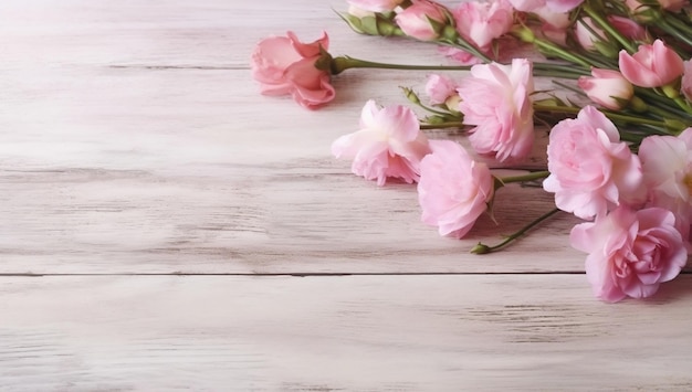 Rosa Blumen auf einem hölzernen Hintergrund
